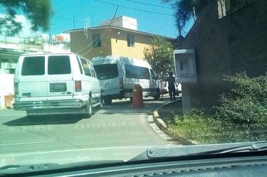 Los 15 agentes acusados de robar en un rancho de Loma Bonita, Oaxaca, fueron ingresados al Penal Central de Santa María Ixcotel.
