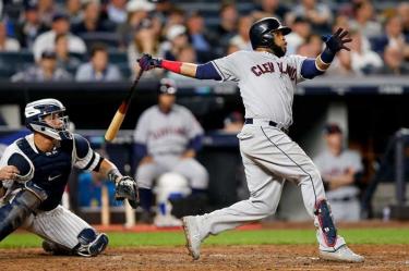 Carlos Santana no tiene un gran promedio de bateo en su carrera en Grandes Ligas, pero sus estacazos son siempre oportunos y con poder; a partir de 2018 defenderá la franela de los Filis de Filadelfia (AP)