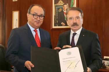 El titular de la SEP, Otto Granados, entregó hoy el nombramiento al director general del IPN, Mario Rodríguez. Foto: Cuartoscuro