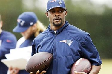 Flores llegó a los Patriotas desde 2004 como reclutador asistente, luego de jugar en Boston College como linebacker (AP)