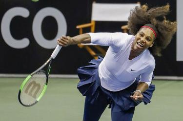 Serena Williams cayó en dobles junto a su hermana Venus en su regreso tras 11 meses de inactividad por su maternidad (EFE)