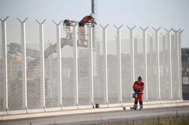 Validan existencia de un muro contra inmigrantes en Calais