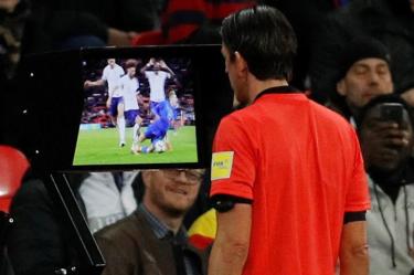 Ante una posible incidencia el árbitro informará a los asistentes de video, o los asistentes de video le recomendarán que revise su decisión o el hecho (Reuters)