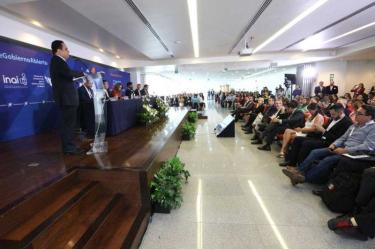 El presidente del INAI, Francisco Javier Acuña Llamas, en conferencia.