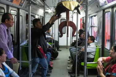 Un hombre hace trucos de magia en el Metro para después pedir dinero a los usuarios.