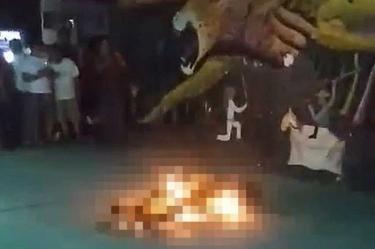 En un video que circula en redes se aprecia el cuerpo de la víctima mientars se quema.