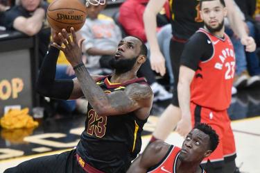 LeBron James promedia esta postemporada 34.8 puntos, 7.4 rebotes y 7.2 asistencias (AP)