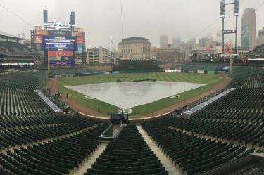 El campo del Comerica Park fue nuevamente sorprendido por la lluvia, lo que obligó a proteger el 'diamante'. (Foto Twitter @TigresdeDetroit)