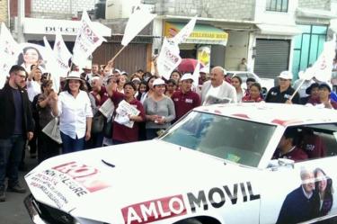La candidata a diputada local por el distrito de Mineral de la Reforma, Hidalgo, Roxana Montealegre Salvador, presentando el Amlomovil