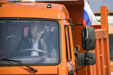 Putin inaugura puente que une a Crimea con Rusia 