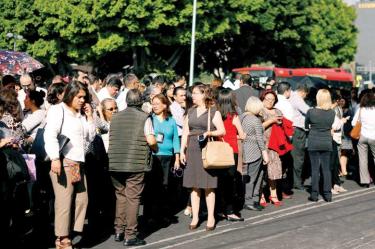 SALEN A LAS CALLES. Según doctores, cuando hay estrés agudo la persona puede salir corriendo estrepitosamente hacia la calle y sufrir algún accidente. Foto: Reuters