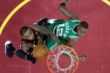 LeBron James tuvo un doble-doble con 27 puntos y 12 asistencias (AP)