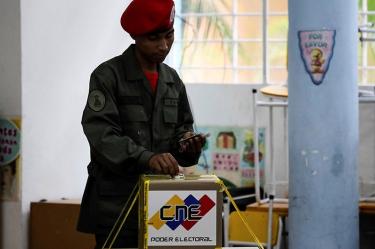 Un elemento de seguridad emite su sufragio en uno de los centros de los centros de votación en Venezuela 