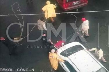 Rescatan a conductores varados por granizada en CDMX