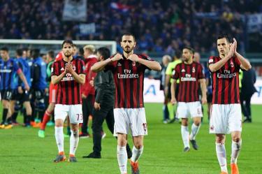 El cuadro rossonero podría ser expulsado de la UEFA Europa League y se quedaría sin fichar durante el siguiente año futbolístico. (Foto tomada: @acmilan)