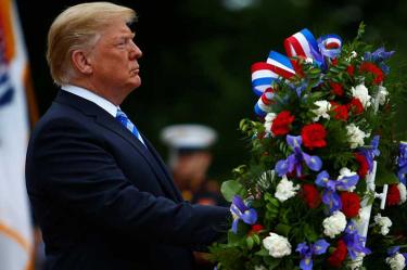 Trump rinde homenaje a soldados en Día de los Caídos