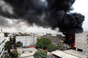 Un almacén arde en Nueva Delhi