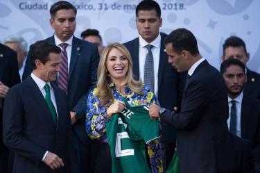 Rafael Márquez entregó una player del Tricolor al presidente Enrique Peña Nieto. (Mexsport)