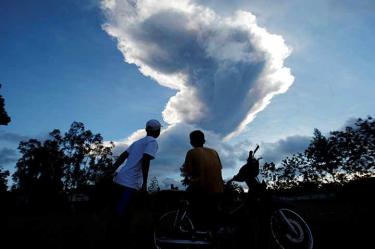 Volcán Merapi expulsa columna de ceniza en Indonesia