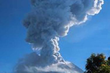 Volcán Merapi en Indonesia registra dos erupciones