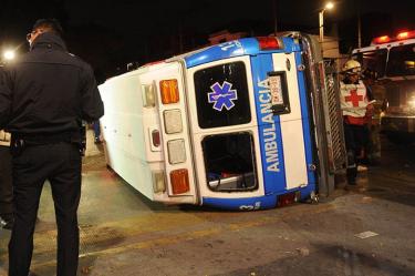 Vuelca ambulancia en la Gustavo A. Madero