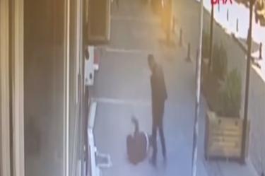 'Héroe callejero' defiende a mujer de su violenta expareja