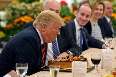 Sorprenden a Trump en Singapur con pastel de cumpleños
