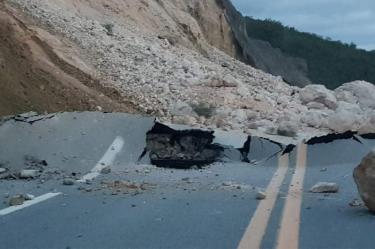 Lluvias por ‘Carlotta’ provocan derrumbe en carretera de Oaxaca