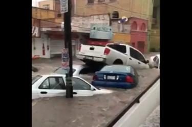 Lluvia arrastra autos y contenedores de basura en Aguascalientes