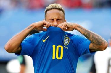 La emoción se apoderó de Neymar tras la victoria sobre Costa Rica en San Petesburgo (Fotos: Reuters)