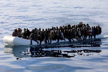 Más de 300 inmigrantes aguardan ayuda en el Mediterráneo