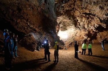 Llevan electricidad a cueva con jugadores de fútbol atrapados