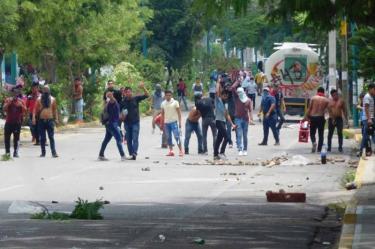 Se enfrentan normalistas y policías antimotines en Chiapas 