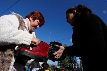 Argentinos hacen trueque debido a la pobreza