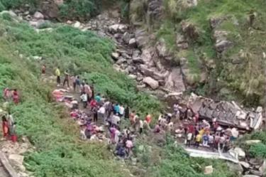 Autobús cae a barranco en India; al menos 48 muertos
