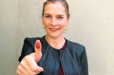 Beatriz Gutiérrez Müller, Acude, Votar,  Candidato a la presidencia de México, Andrés Manuel López Obrador, AMLO, Boletas electorales, Participación, Compartió, Twitter, Juntos Haremos Historia, 