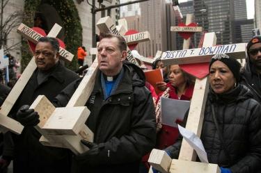 Miles cierran autopista en Chicago en protesta por violencia