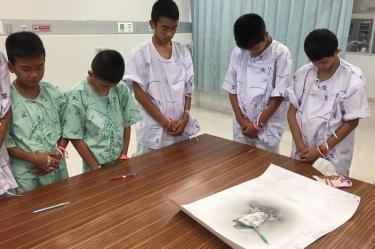 Niños rescatados de cueva en Tailandia lloran a buzo fallecido