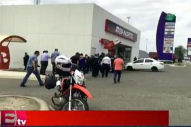 Policías abaten a asaltante y liberan rehenes en banco de Hermosillo