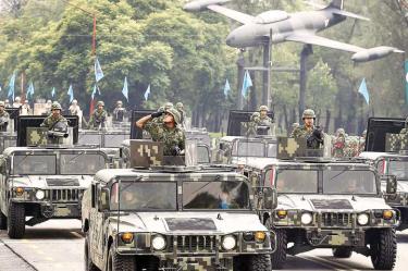  NÓMINAS. En el Ejército laboran mil 414 que ganan más de 108 mil pesos mensuales; mientras que en la Marina son mil 410 empleados los que superan este salario. Foto: Eduardo Jiménez/Archivo