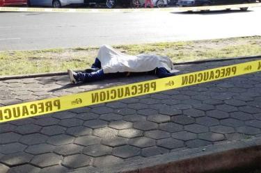 Hombre se desvanece y muere en camellón de Eje 5 Sur