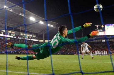 Joel Pereira detuvo tres penales en la serie que se aventaron el Milán y Manchester United (Fotos: AP)