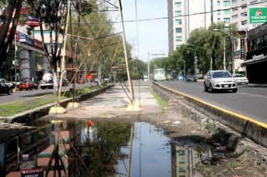 Anegado. En el camellón dónde se planea hacer la zona de infiltración, actualmente hay encharcamientos que, cuando la lluvia es de mediana intensidad, afectan la vialidad de Eje 10. Foto: David Solís 
