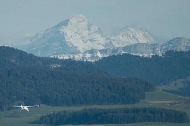 Se desploma avioneta en Suiza, reportan varios muertos. Foto tomada de @TheLocalSwitzer