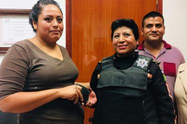 Mujer policía encuentra y devuelve cartera con 9 mil pesos en Neza