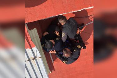 Evitan policías que hombre se aviente de un sexto piso en Tlalpan