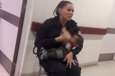 Policía amamanta a bebé ajeno en un hospital 