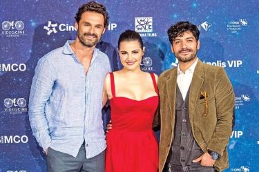 Los actores Iván Sánchez, Maite Perroni y Christian Vázquez protagonizan la cinta 'Dibujando el cielo', en la que ella interpreta a una astrofísica, quien se encuentra confundida emocional y laboralmente.