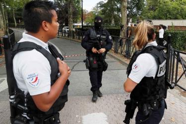 Al grito de ‘Alá es grande’ hombre apuñala a 3 en Francia; 2 mueren
