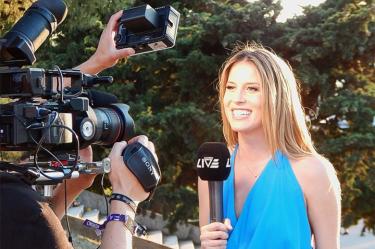 Periodista es acosada mientras da las noticias en vivo